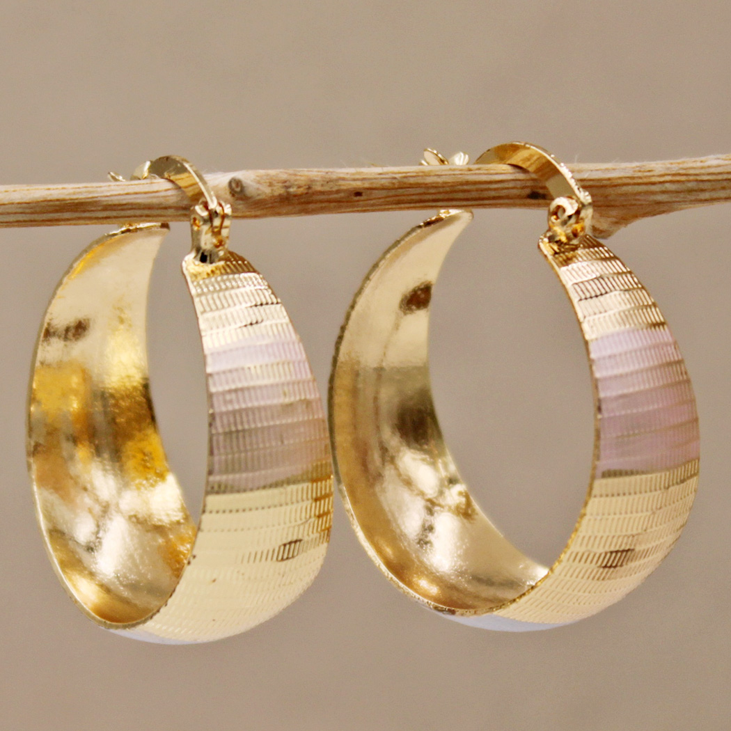 Luxurious Gold Earrings with an Elegant Flair
